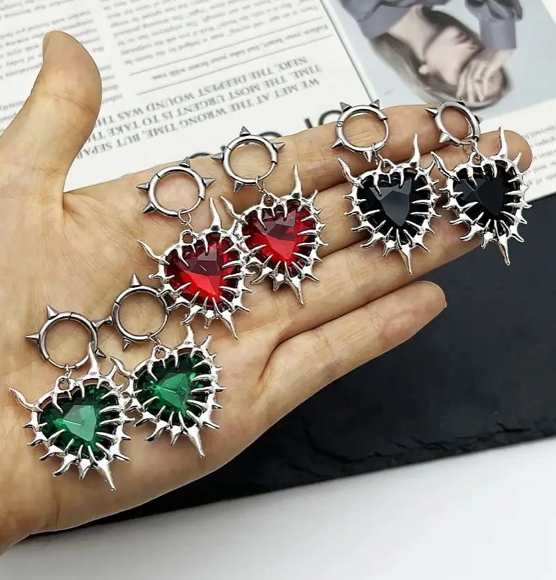 Women'S Fashion Edgy - 1 Pair Gothic Red Spiky Heart