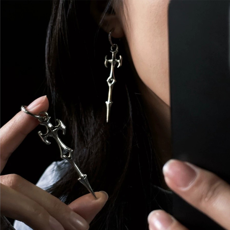 Edgy Cross Sword Hoop Earrings - Women'S Fashion Edgy recension och pris