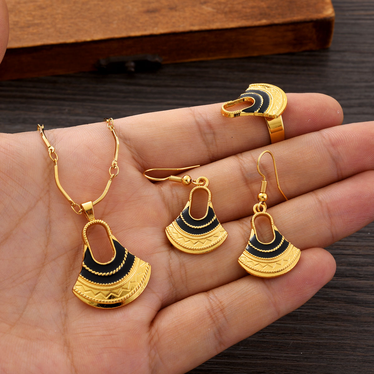 Fashion PNG Gold Color Jewelry - Women Fashion Png recension och pris