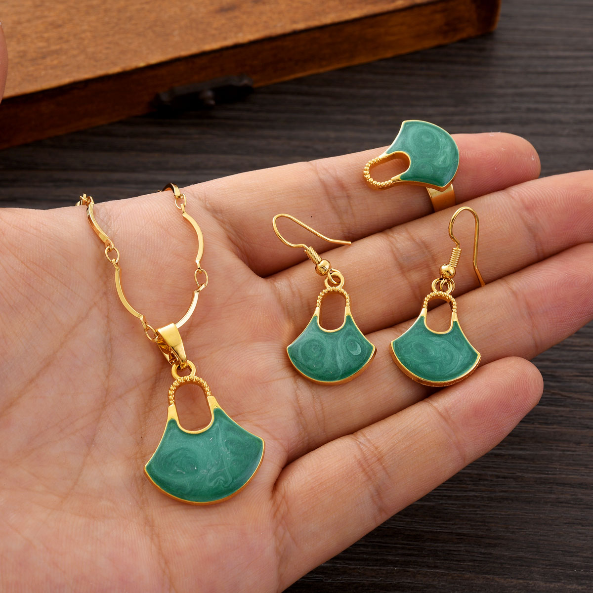 Fashion PNG Gold Color Jewelry - Women Fashion Png recension och pris